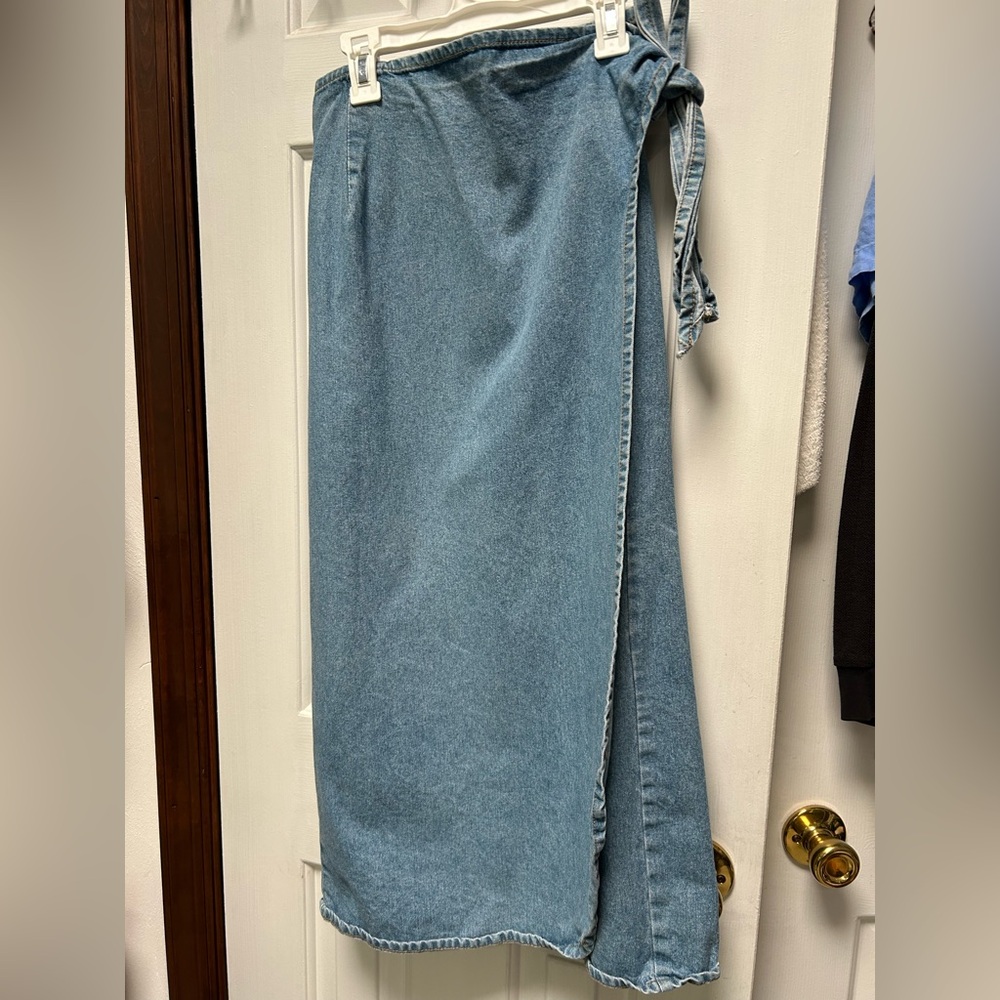 Vintage LtBlue Denim Maxi Wrap Skirt, attached belt, sz medium/16. Boho, preppy.